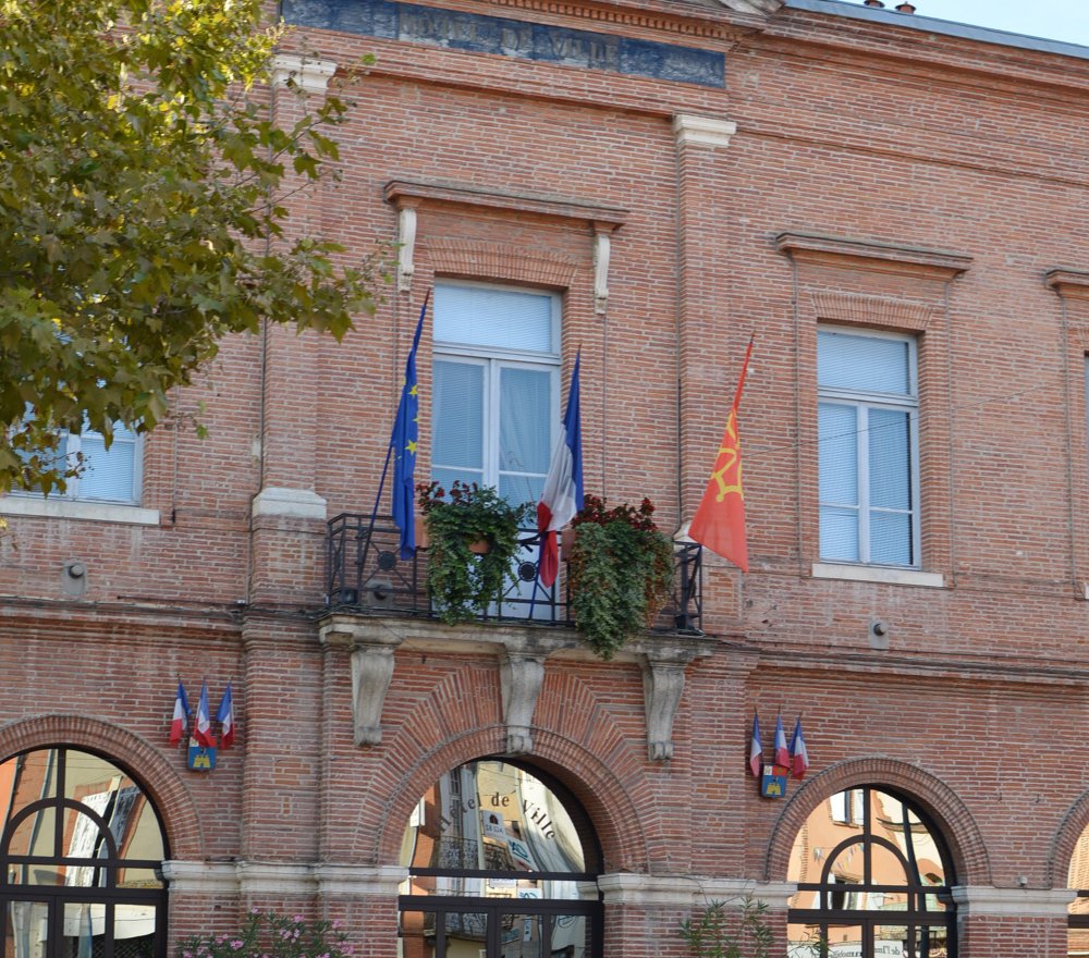 mairie de castelsarrasin 82